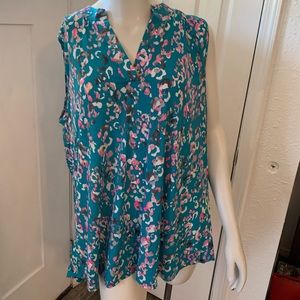 Priss & Pearls boutique/ Honeyme curvy top